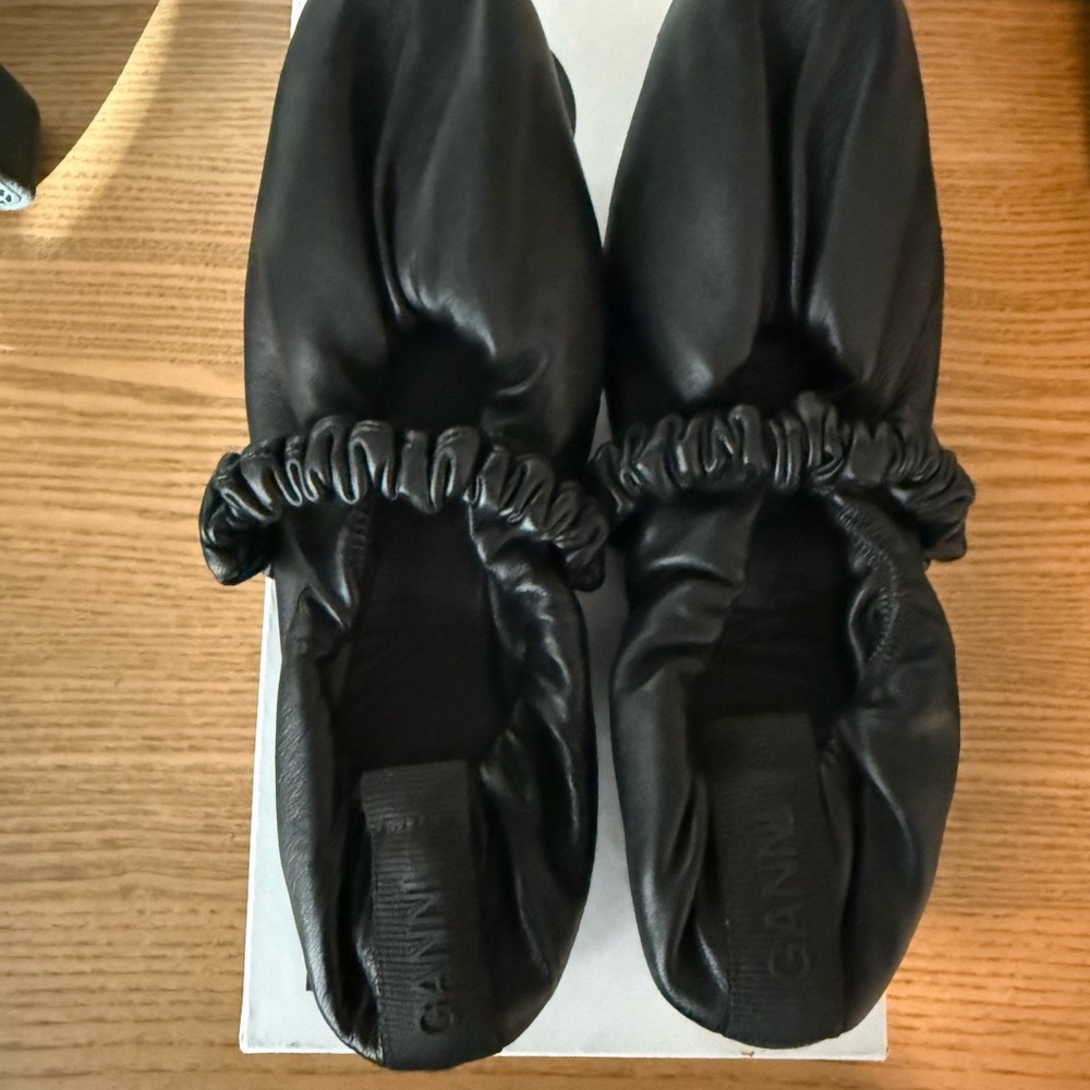Ganni Black Leather Ruched Flats - Picture 2 of 3
